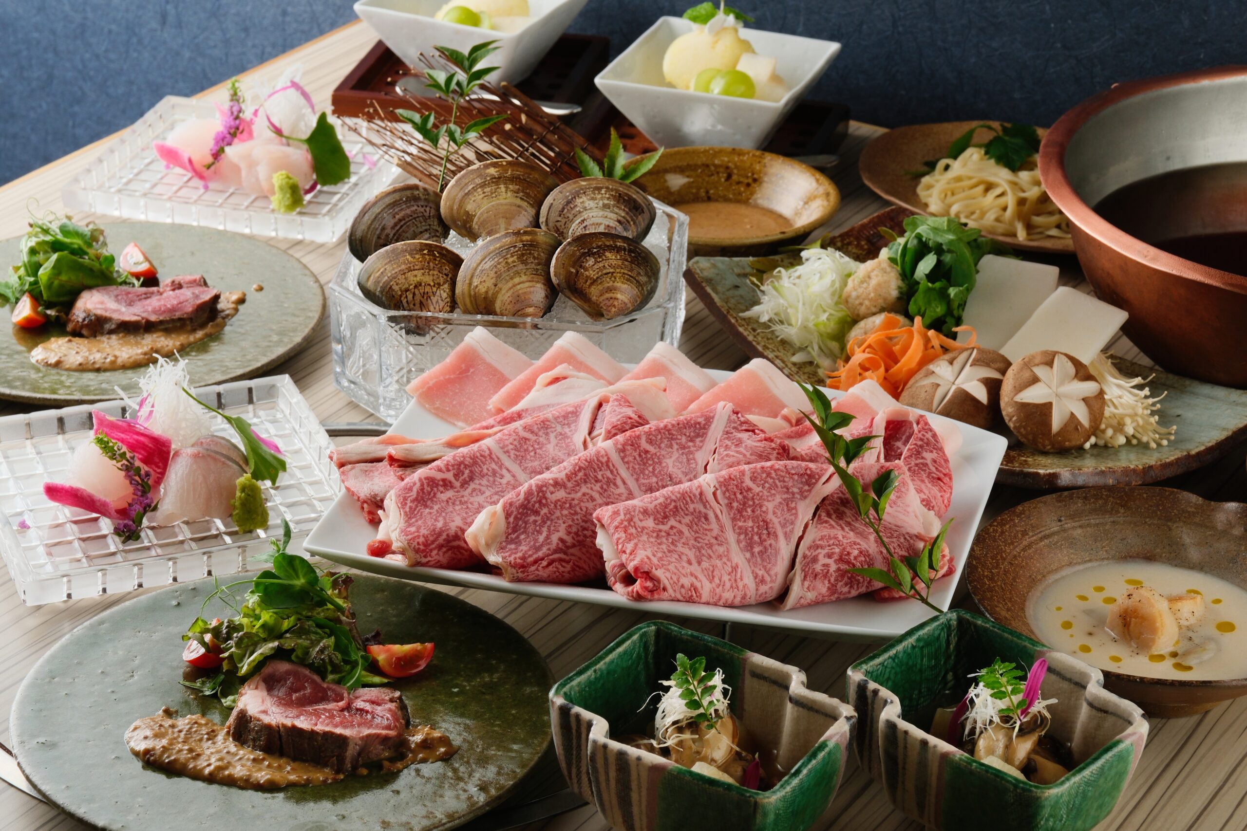2025101009 2025別館限定忘新年会しゃぶしゃぶコース 前菜・お造り・蛤付き和牛肩ロース瀬戸のもち豚の黄金出汁しゃぶ・うどん・デザート